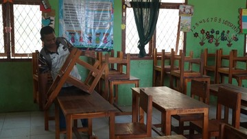 Meja-Kursi Baru Pertamina Pacu Semangat Belajar Siswa SDN Batu Cermin